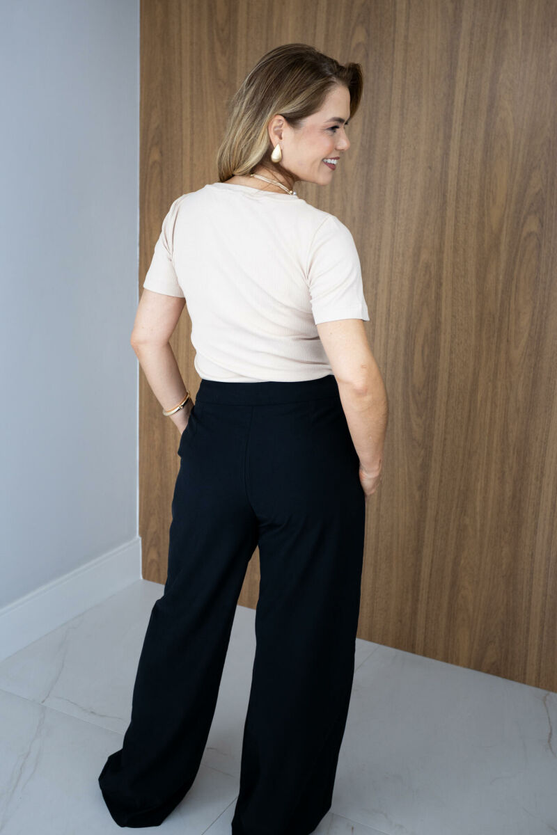 Imagem de Calça Luiza de Cotelê com Faixa no Cós e Bolsos Faca – Toque Aveludado - Preta